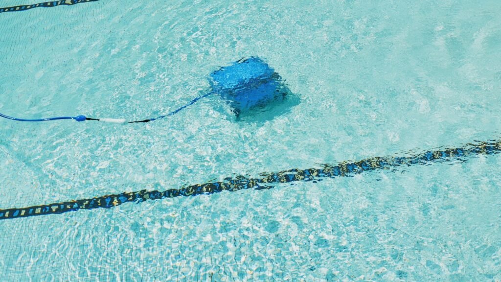 Robot limpiafondos: cómo elegir uno para tu piscina