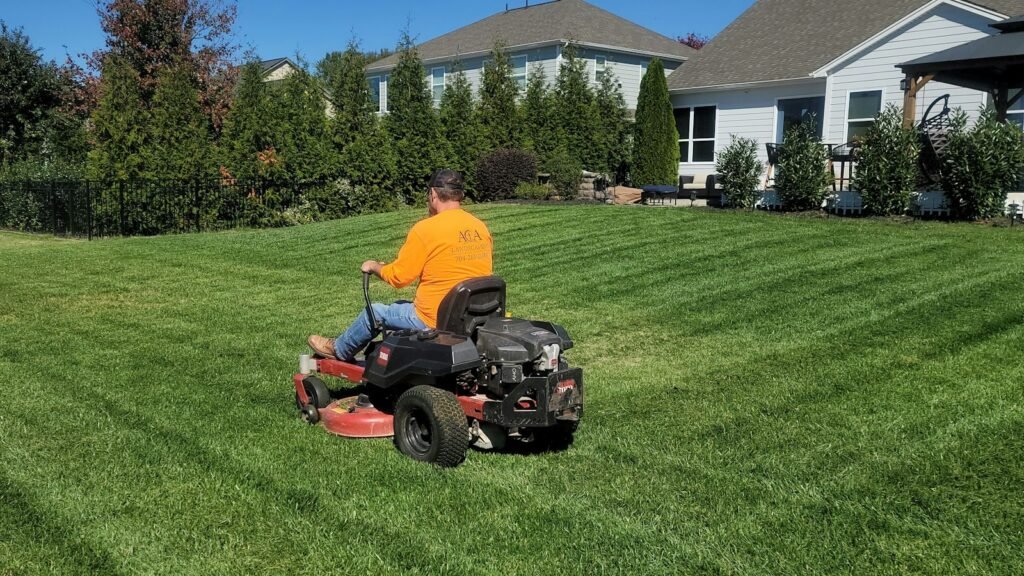Tractor cortacésped: cuándo compensa y cómo elegirlo